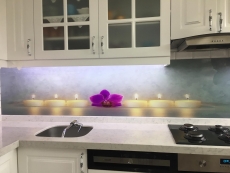 Mum ışığında menekşe temalı mutfak arası cam panel