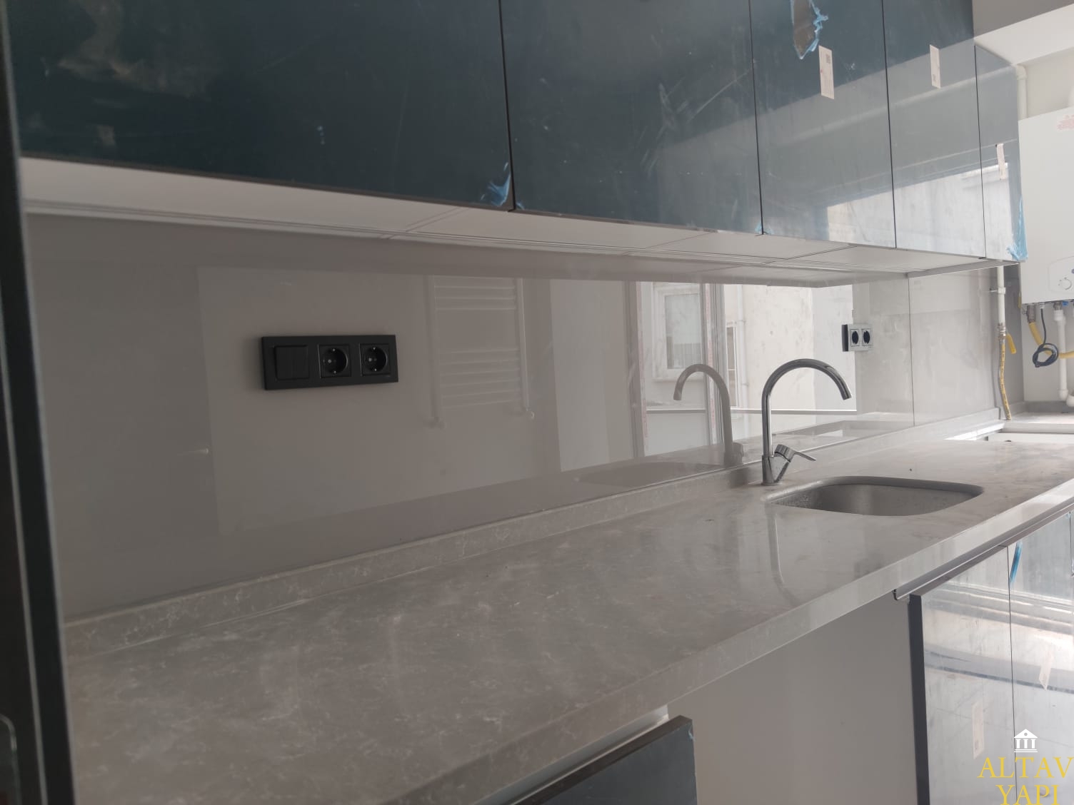 Mutfak tezgah arası beyaz cam panel