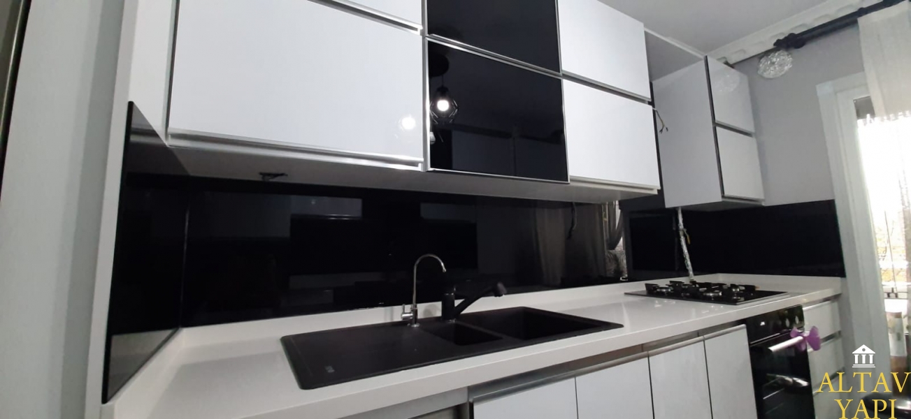 Siyah renkli mutfak tezgah arası cam kaplama Bakırköy